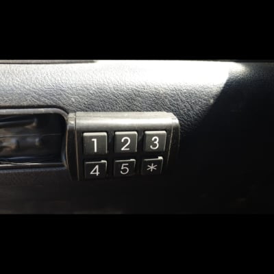 לוח מקשים עם מספרים על דלת רכב