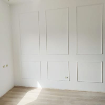 קיר עם לוחות עץ ורצפת עץ בהתקנה