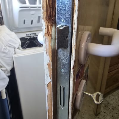 מנעול דלת עם מפתח תקוע, עבודה בתחום המנעולנות