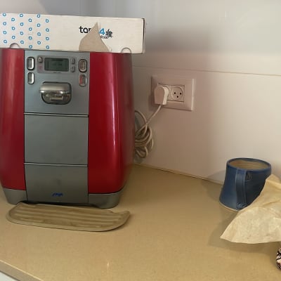 מכונת קפה אדומה על השיש במטבח