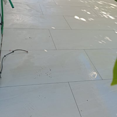 ריצוף חדש עם דלי וכלים בצד