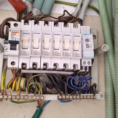 לוח חשמל עם חוטים ומפסקים