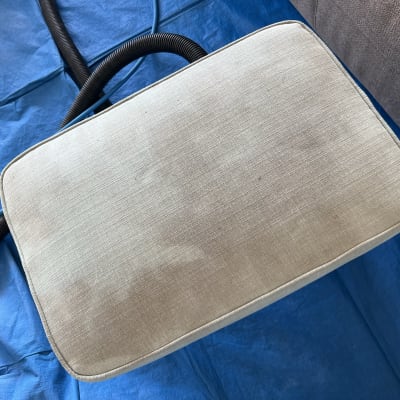 כרית ספה על יריעת פלסטיק כחולה עם צינור ניקוי