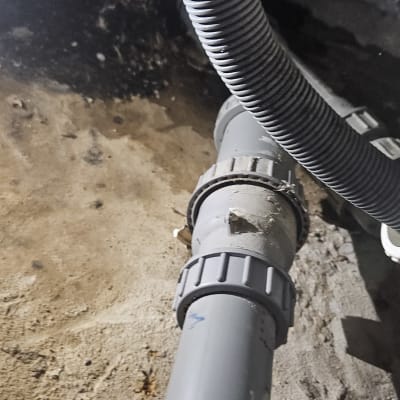 צינור פלסטיק עם חיבורים על רקע קרקע