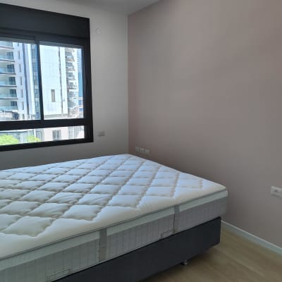 קיר צבוע בצבע ורוד בהיר בחדר שינה