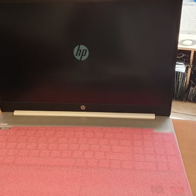 מחשב נייד HP עם מסך כבוי ומקלדת מכוסה