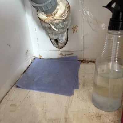 צינור ותיקון מתחת לכיור עם חומר איטום