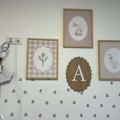 קישוטי קיר עם תמונות וילדה רוקדת