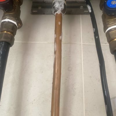 צינורות ומחברים עם קצף סבון