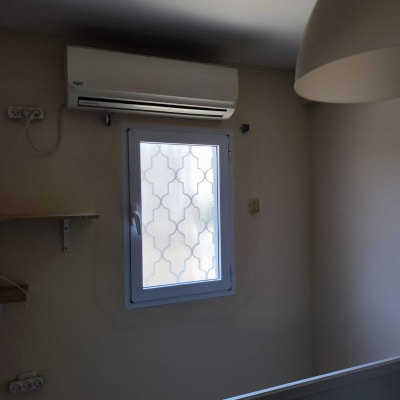 חלון אלומיניום עם זכוכית מעוצבת