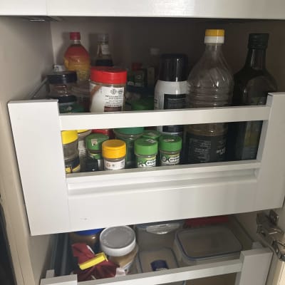 מגירת מטבח עם תבלינים ושמנים שונים