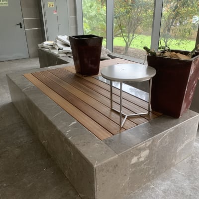 משטח עץ עם עציצים ושולחן קטן