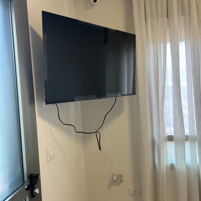 טלוויזיה מותקנת על קיר עם מצלמת אבטחה