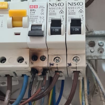 מפסקי חשמל עם חוטים שרופים ולוח חשמל