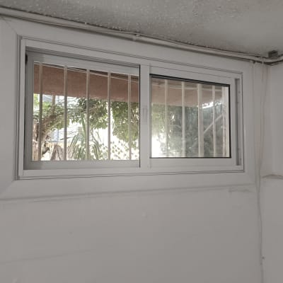 חלון אלומיניום עם סורגים לבנים