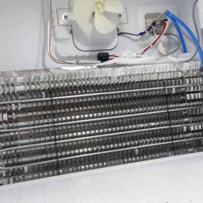 מאוורר ומערכת קירור במקרר עם צינורות וחוטים