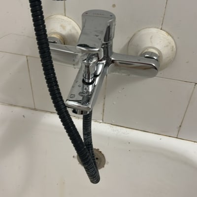 ברז אמבטיה עם צינור גמיש