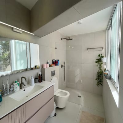 חדר רחצה מודרני עם כיור, אסלה ומקלחת