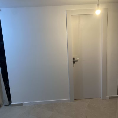 קיר ודלת עם תאורה עליונה