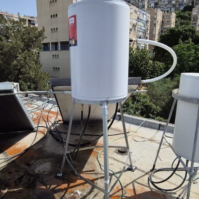דוד שמש מותקן על גג בניין בעיר