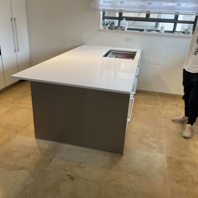 רצפת שיש חומה במטבח מודרני עם אי לבן