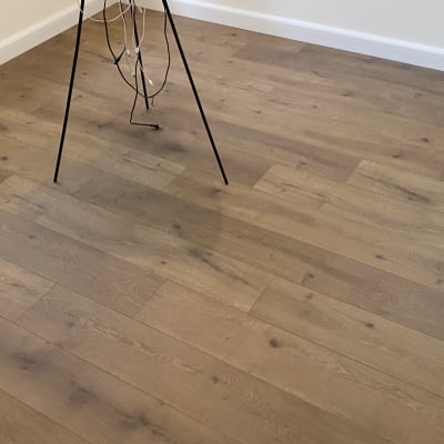 רצפת פרקט עץ חום עם קווים טבעיים