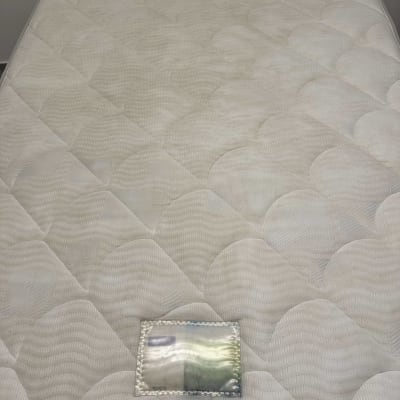 מזרן עם כתמים קלים על פני השטח