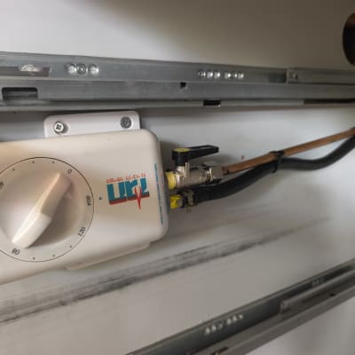 מד טמפרטורה ומערכת גז מותקנת על קיר