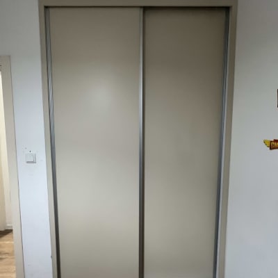 דלתות הזזה מעץ עם מסגרת מתכת