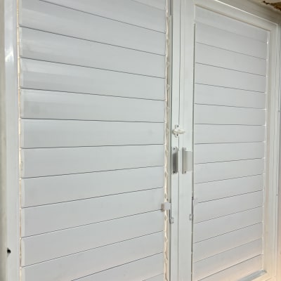 תריסי אלומיניום לבנים עם ידית נעילה