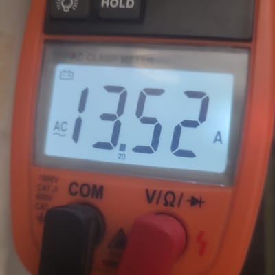 מד זרם חשמלי עם תצוגה של 13.52 אמפר