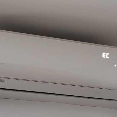 מזגן עילי לבן המציג קוד תקלה EC על הצג הדיגיטלי