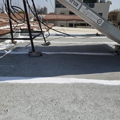 איטום גג עם חומר לבן ואפור