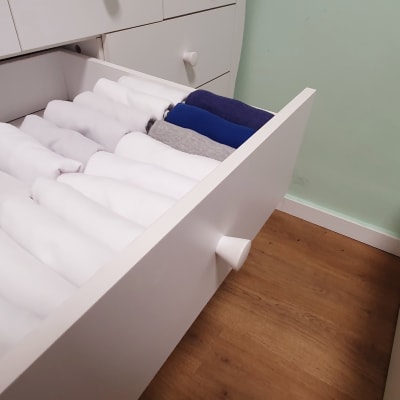 מגירות עם בגדים מקופלים ומאורגנים בצורה מסודרת