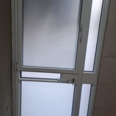 דלת אלומיניום עם זכוכית חלבית ומנעול