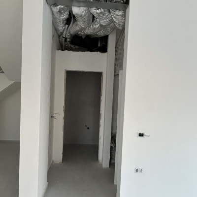 תעלות מיזוג אוויר חשופות בתקרה