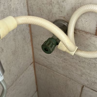 צינור מים מחובר לקיר עם ברז