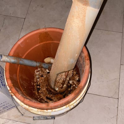 דוד שמש עם חלודה בתוך דלי