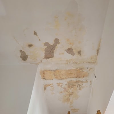 תקרה עם קילופי צבע וכתמי רטיבות