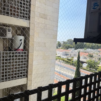 רשת למניעת כניסת יונים על מרפסת בניין