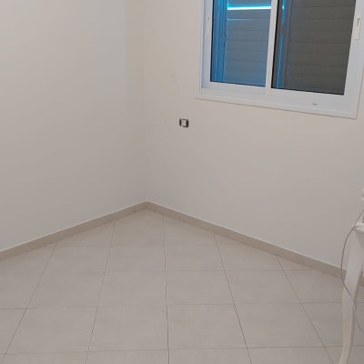 חדר ריק עם חלון ומזגן על הקיר