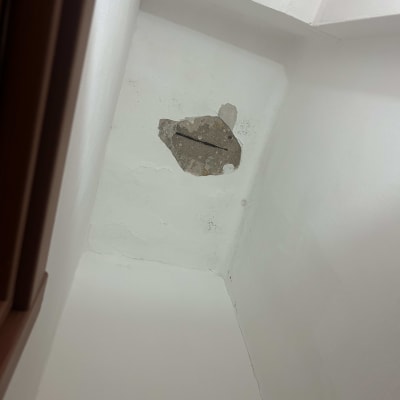 תקרה עם חור ותיקון נדרש בקיר