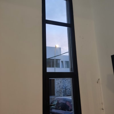 חלון זכוכית נקי עם מסגרת שחורה