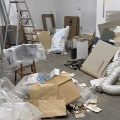 חדר עם ציוד וכלים לפינוי וניקיון