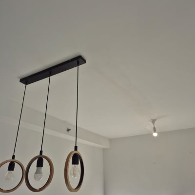 מנורות תלויות מהתקרה עם סולם בצד