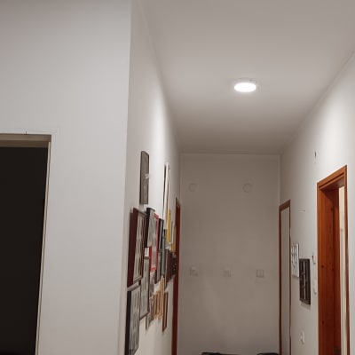 תאורה מותקנת בתקרה במסדרון ביתי