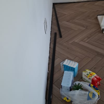 רצפה עם פרקט וכלי עבודה ליד קיר