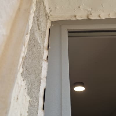 מסגרת דלת עם תאורה פנימית גלויה