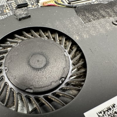 מאוורר מחשב עם אבק על להבים ולוח אם