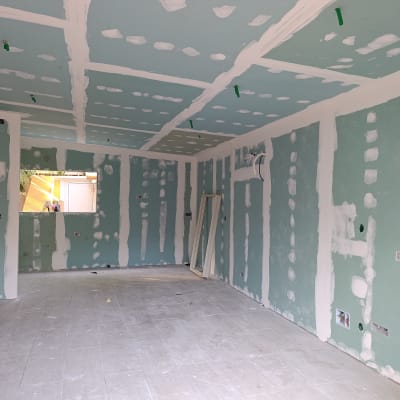 קירות גבס עם טיח בחדר בבנייה